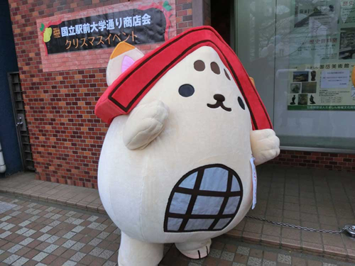 有名な旧国立駅舎の赤い三角屋根をモチーフにした国立市のキャラクター「くにニャン」。市内のさまざまなイベントで大活躍。