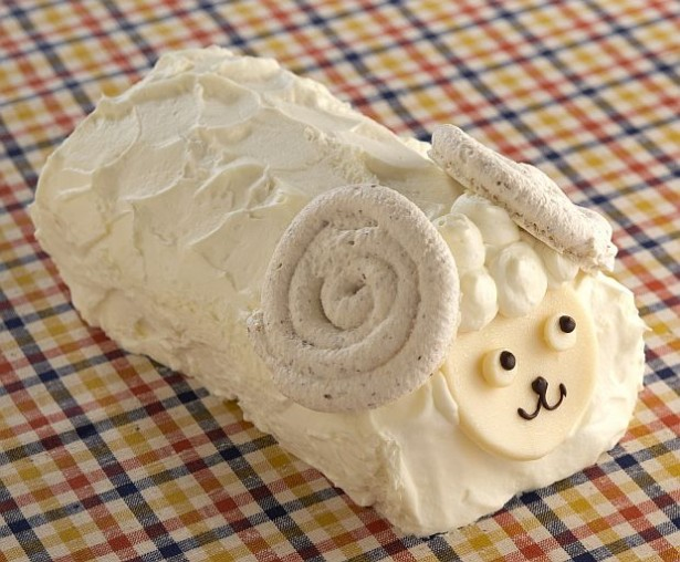 柔らかく滑らかな生クリームとふわふわの生地が絶妙な味わいのスイーツ
