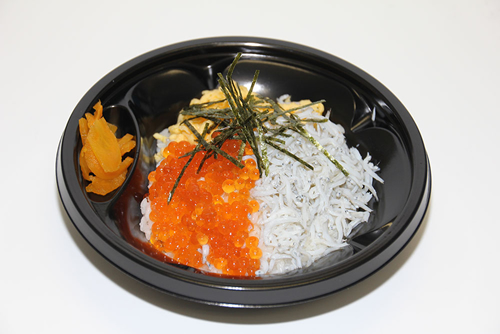 お正月限定メニュー「いくらとしらすの紅白丼」(880円)