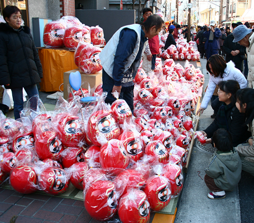 青梅だるま市 が1 12開催 旧青梅街道沿いに約300の露天がずらり おでかけガイド 東京版