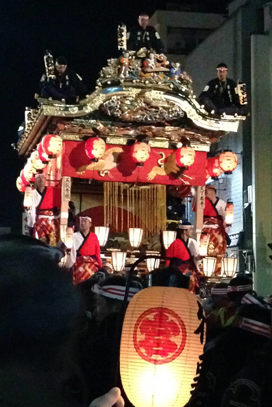 宮地屋台(みやじやたい):秩父祭屋台のうち、最も古く、端正な形をしており、後幕は中国の想像上の霊獣、猩々(しょうじょう)。