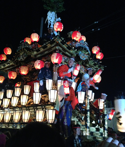 中近笠鉾(なかちかかさぼこ):総体黒漆塗りで彫刻で飾りつけられた宮殿風な造りは、端正で風格がある。通常は笠をはずして曳き廻される。高さ5.45m、重さ約15トン