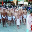 厳寒の中、男性はふんどし、女性は白装束をまとい、大きな氷柱が入った禊場の中で冷水を浴び身を清める