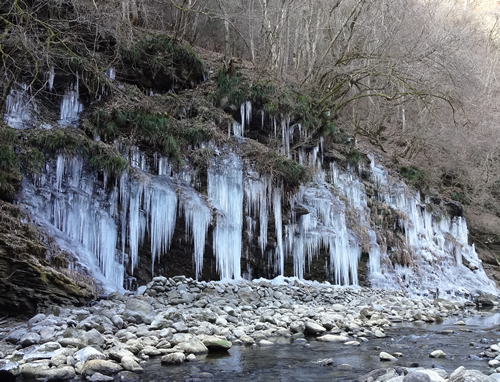 湧水で作られる高さ約8m、幅約30mの壮大な氷のオブジェ