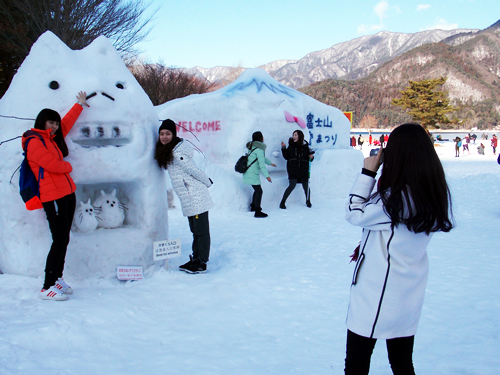 会場は海外からの観光客も多い 雪像の前で記念撮影