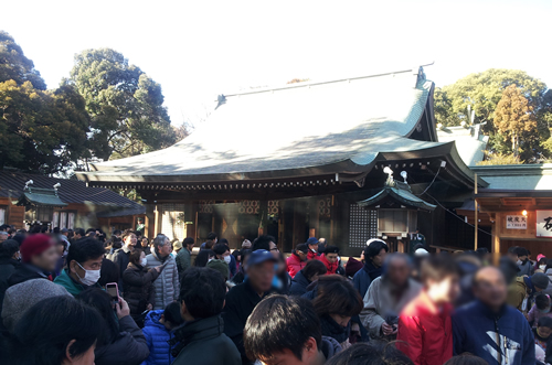 寒空の中、大勢の人が「拝殿」の前で祈願
