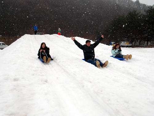 雪遊び みんなで競争