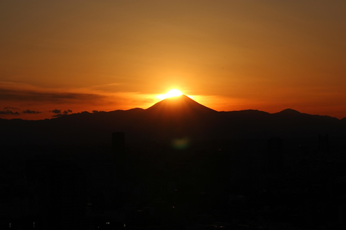 写真は2013年2月8日、東京タワーからの「ダイヤモンド富士」の様子