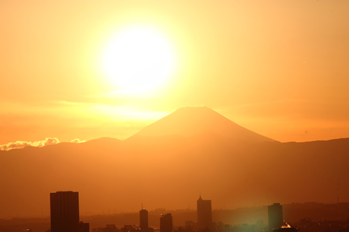 どこでも見られるというわけではなく、富士山が東か西の方向に見える地理的条件で、かつ気象条件がよければ、年に2回、日の出または日没時間帯に見ることができる