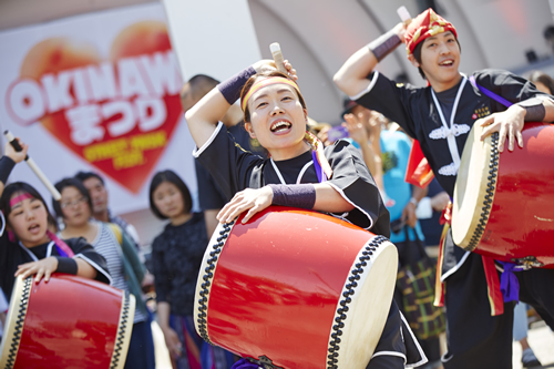 沖縄の伝統芸能であるエイサーの迫力ある演舞も披露