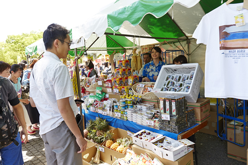 沖縄雑貨や特産品販売も人気