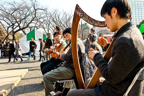 ライブ演奏に合わせてケーリーと呼ばれる、グループ で踊るアイリュシュダンスの体験レッスンも