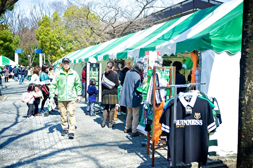 アイルランドの食材や雑貨、民芸品など が揃う物販ブースで買い物も楽しめる