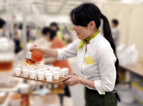 世界のお茶や花やフルーツ、スイーツの香りを組み合わせたフレーバードティー、ハーブティーなど100種類以上を無料で試飲できる