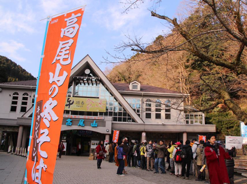 《高尾登山電鉄清滝駅前での「ふるまいそば」(昨年の様子)