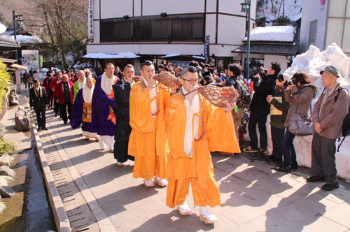 《「高尾山そば奉納」(昨年の様子)