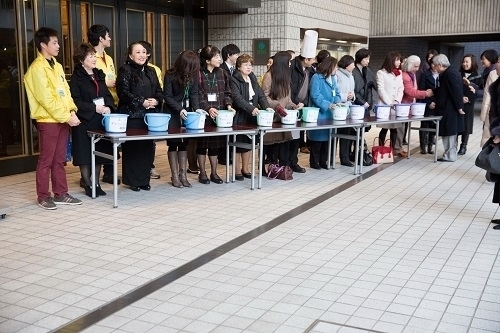 義援金 大勢の人が参加