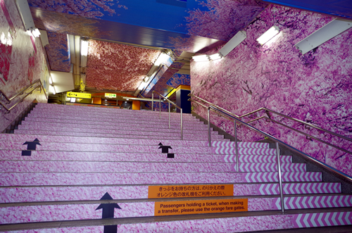 銀座線上野駅が「桜」の全面装飾で華やかに 階段通路