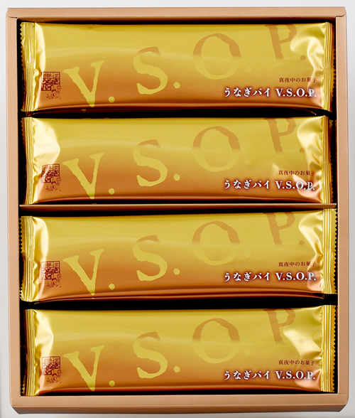 静岡・愛知限定「うなぎパイV.S.O.P.」 "真夜中のお菓子"「うなぎパイV.S.O.P.」。高級ブランデーの芳潤な香りとナッツの王様マカダミアの風味を包み込み、浜名湖名産うなぎパイの頂点を極めた最高級パイ 5本入909円、10本入1,819円、20本入3,637円