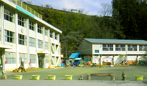 2012年に廃校になった東京都あきる野市の小宮小学校を活用