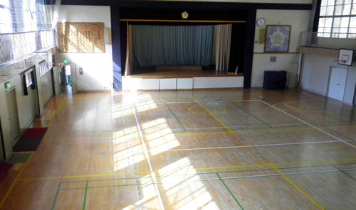 ライブがおこなわれる学校の体育館