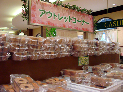 アウトレットコーナーではバウムクーヘンや焼菓子などのアウトレット商品