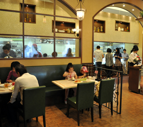 ビュッフェピエールドロンサール店内