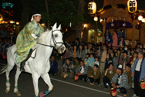 旧甲州街道を一之駒から六之駒、6頭が150mの距離を3往復する「競馬式(こまくらべ)」