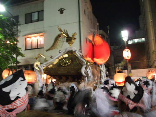 「エイサー、ホイサー」の掛け声とともに街道を駆け回る大迫力の「神輿」