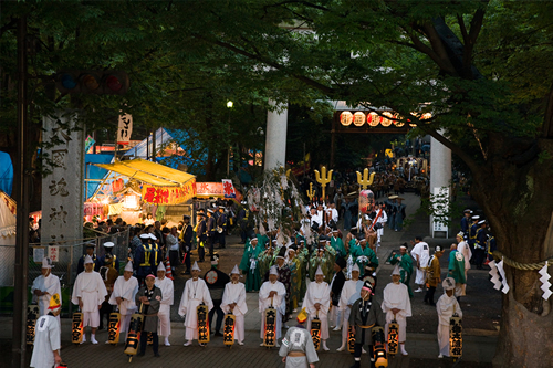 日本最大級の大太鼓が神社大鳥居前に揃う