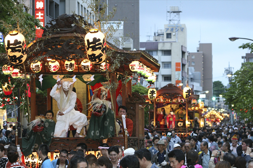 大鳥居前の旧甲州街道とけやき並木を中心に、市内から24台の山車が囃子を競演しながら巡行