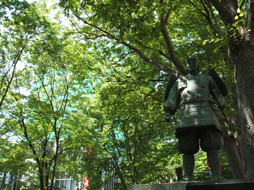 府中駅から続く「馬場大門けやき並木」の一画に立つ源義家像。戦勝祈願成就の御礼としてけやき1000本を奉納した。