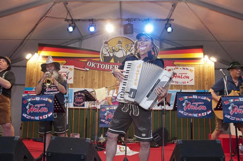 オクトーバーフェストファンの間で人気者のバンド「アントン&ザ・ファニーガイズ」によるライブ演奏