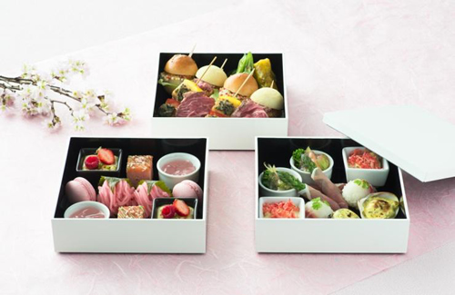 限定メニューの3段お重「SAKURA テラスボックス」