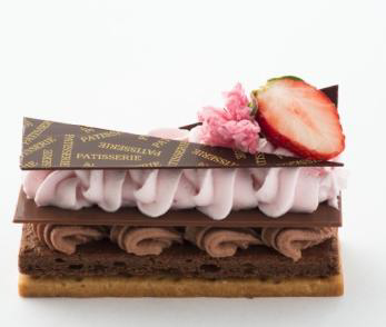 桜と苺のチョコフィーユ 500円 口どけのよいショコラとグリオットチェリーガナッシュに桜風味のホワイトチョコシャンティ、旬の苺の組み合わせ