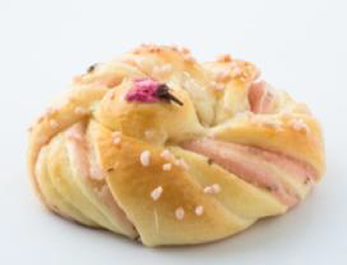 桜あんぱん 200円 やわらかなパン生地に、桜餡をマーブル状にたっぷりと練り込み、桜塩漬けと桜クランチをトッピング