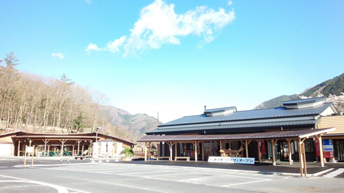2015年春にオープンした「道の駅こすげ」(駐車場は小菅の湯と同じ) 石窯で焼くピザがおすすめの「源流レストラン」「物産館」「ふれあい館」がある