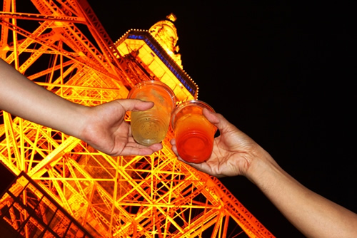 東京タワーの真下で冷えたハイボールで乾杯!