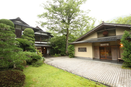 多摩川のほとりにある澤乃井直営料亭「ままごと屋」