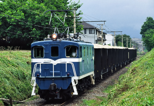 「デキ107号」機関車へ特別ヘッドマークを掲出して展示