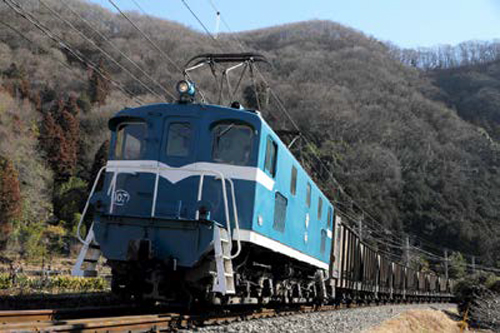 岩手県の松尾鉱業鉄道のED501号機として昭和 26年に製造された機関車「デキ 107号機」の展示