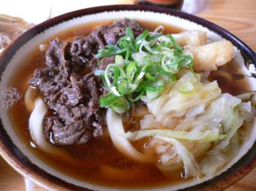 山梨県富士吉田市周辺で食べられている郷土料理の「吉田うどん」