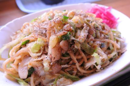 静岡県富士宮市名物、コシのある麺や肉かす、だし粉などが特徴の「富士宮やきそば」