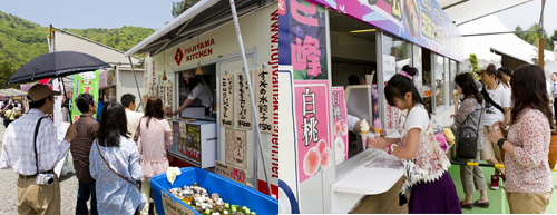美味しいものがいっぱいで会場は大賑わい