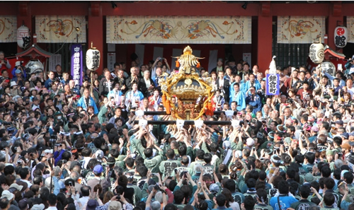 「神輿宮入」 大小200の神輿が練り歩き、粋でいなせな江戸っ子たちの元気の良いかけ声が響き渡る