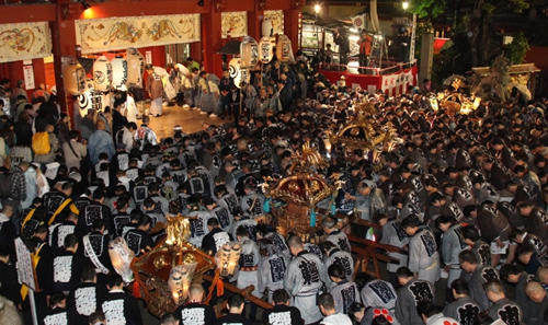 「神輿宮入」 5月9日(土)の夕刻からスタート 氏子たちの熱気あふれる雄壮な神輿宮入に圧倒される