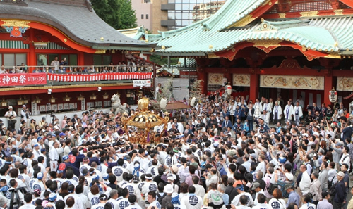 「神輿宮入」 境内に集まってくるあふれんばかりの神輿と半纏を着た氏子、観光客