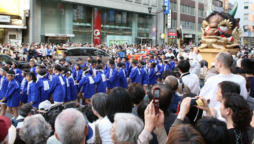 「附け祭」 相馬野馬追騎馬武者やサンバチーム、地元の諸団体や大学、子ども達による楽しい仮装行列が参列