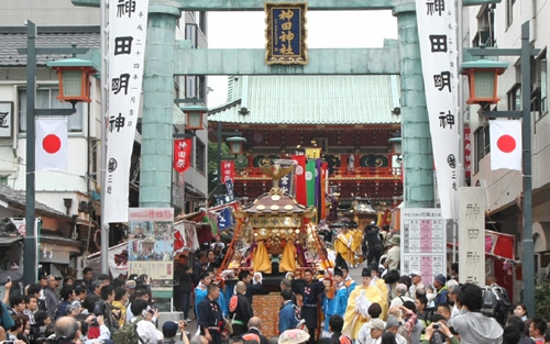 5月9日(土)の「神幸祭」 約500名の行列が、氏子108町会を巡り、祓い清めていく。最後には総勢1,000人規模の大行列に膨れあがる