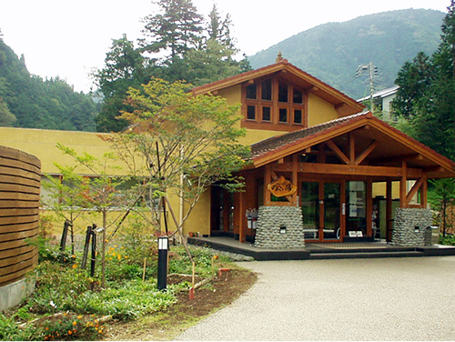 吊り橋を越えると丹波山温泉「のめこい湯」に到着